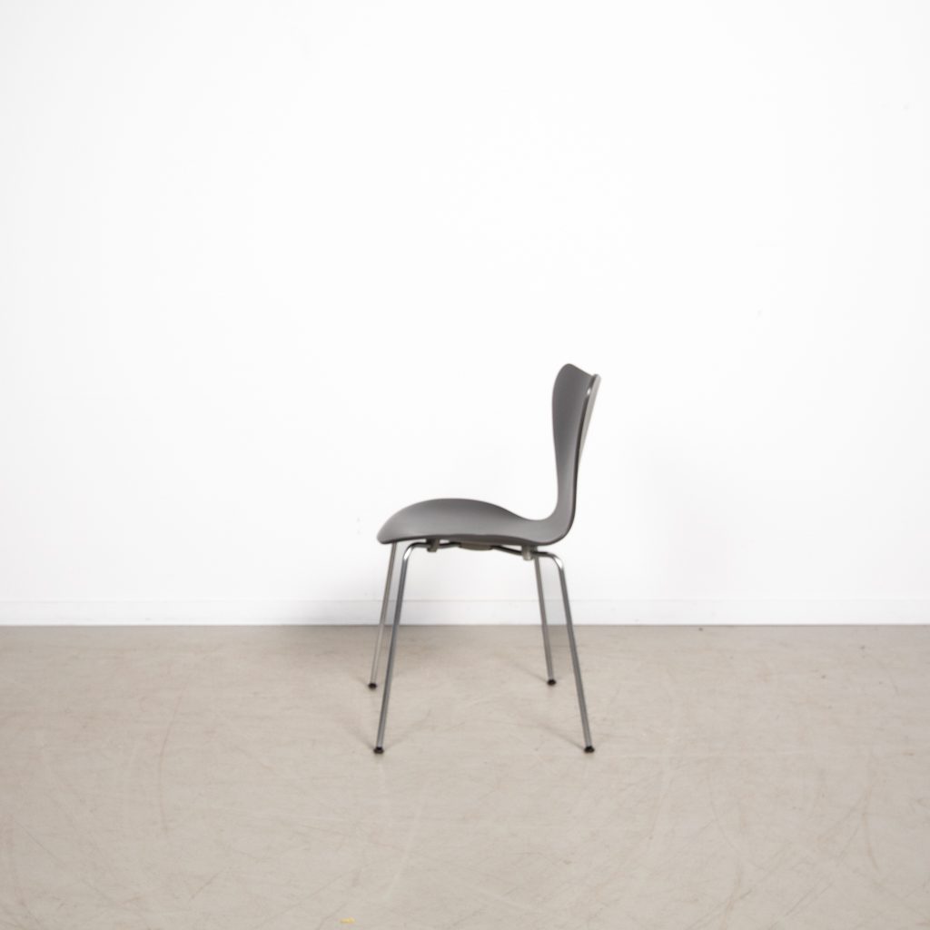 Fritz Hansen 3107 Stoel Donkergrijs Hout - Chroom - Image 5