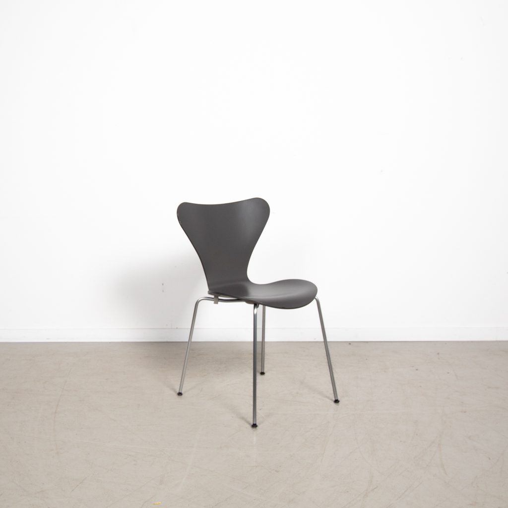 Fritz Hansen 3107 Stoel Donkergrijs Hout - Chroom