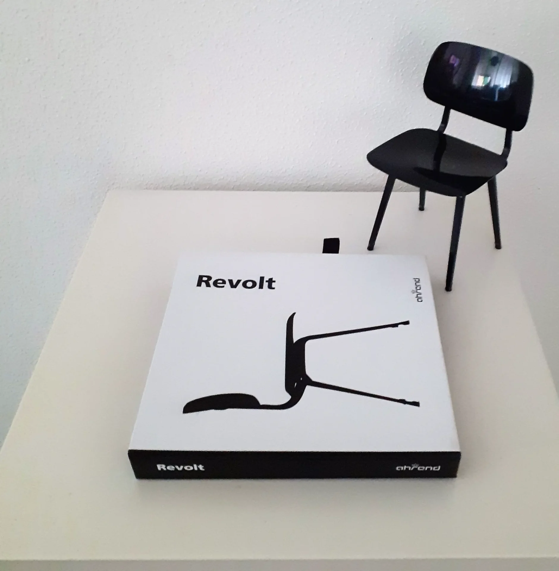 Ahrend Revolt Stoel Zwart Miniatuur - Image 2