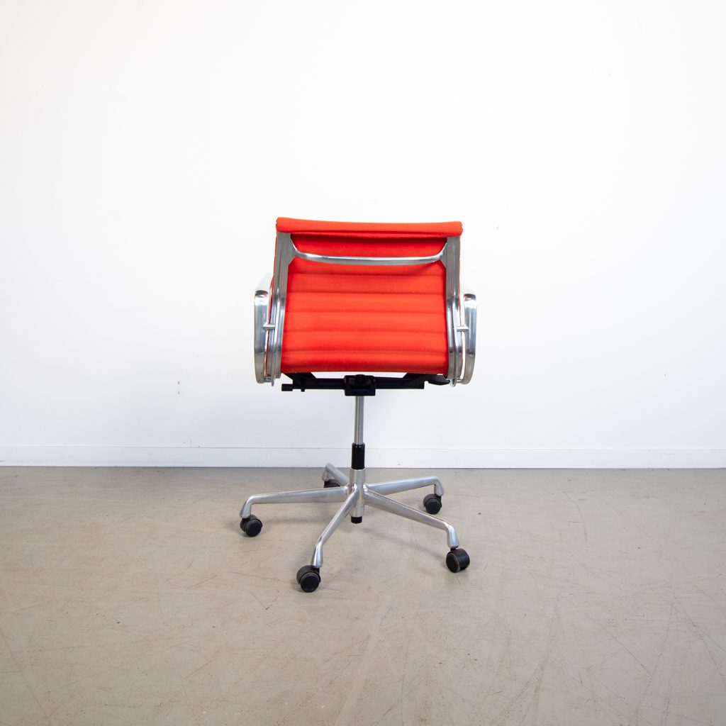Vitra Eames EA 117 Bureaustoel Rood Hopsak - Aluminium - Image 3