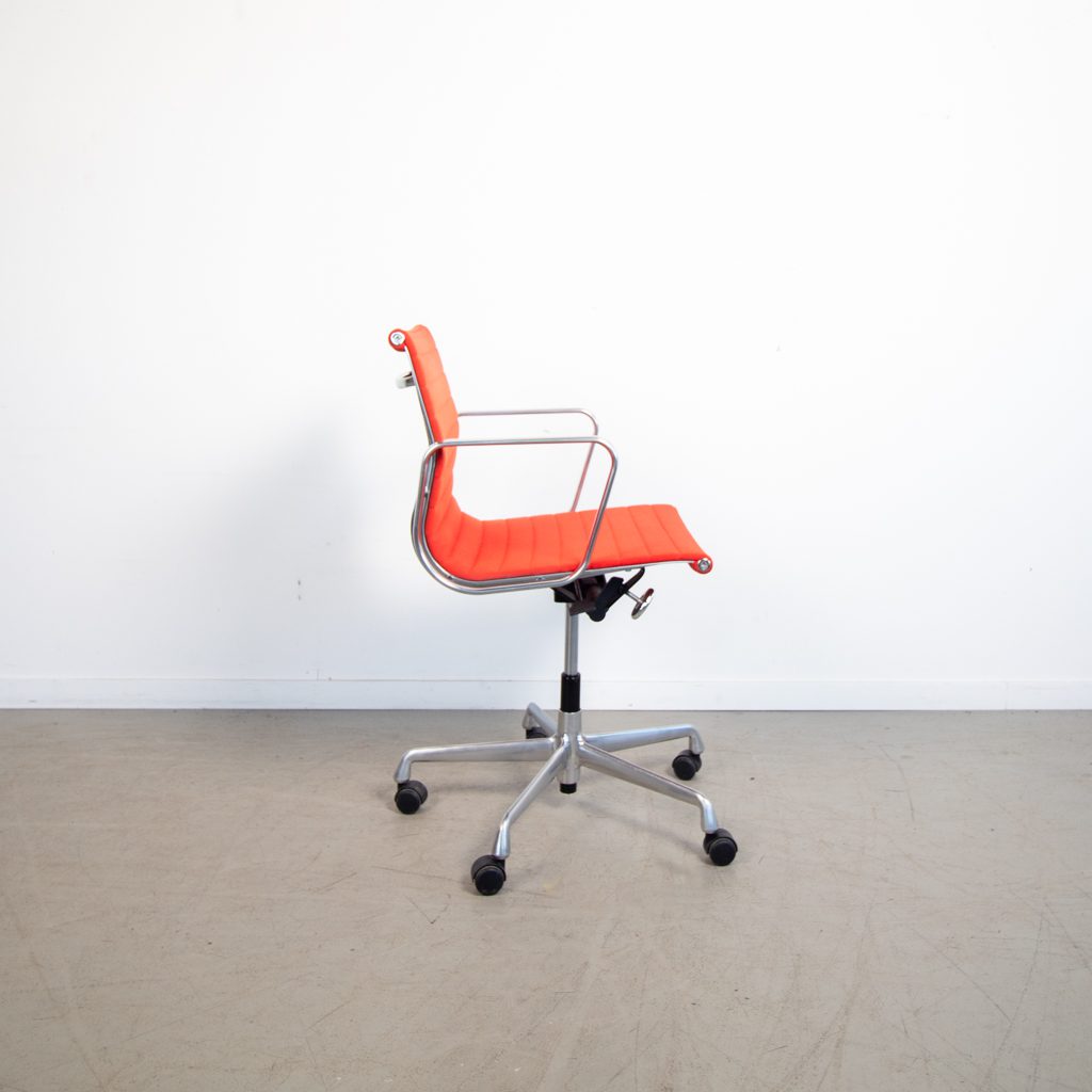 Vitra Eames EA 117 Bureaustoel Rood Hopsak - Aluminium - Image 2