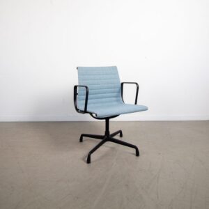 Vitra Eames EA 108 Stoel Lichtblauw Hopsak - Zwart