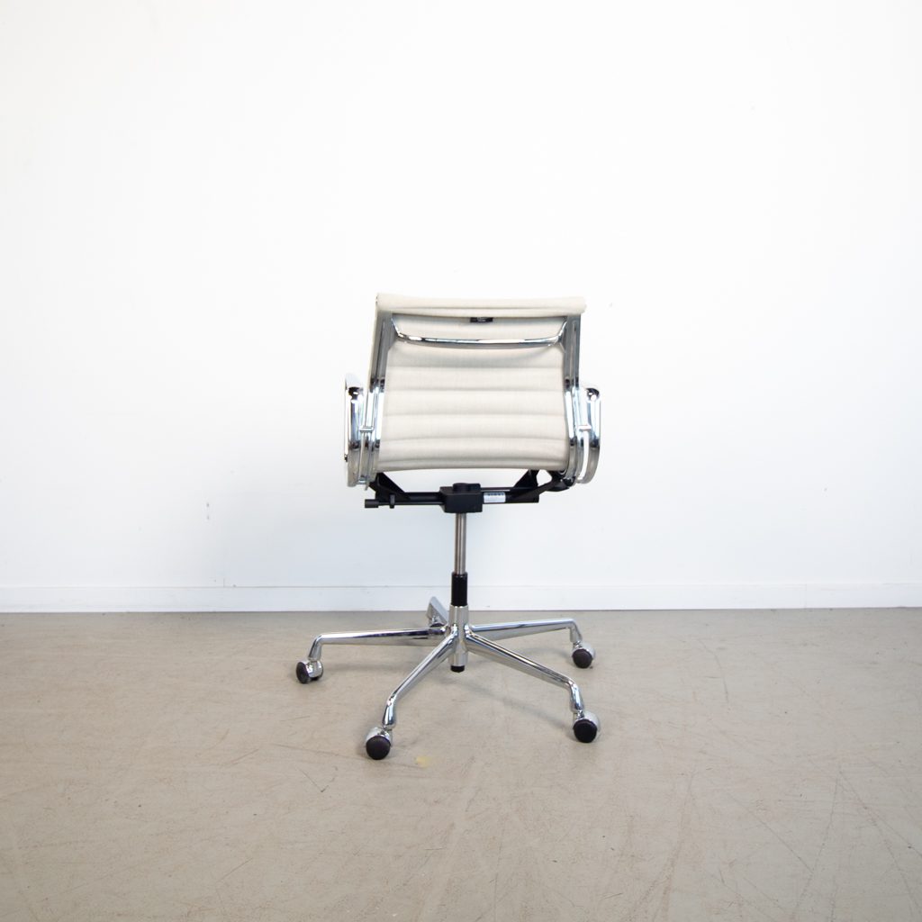 Vitra Eames EA 117 Bureaustoel Wit Hopsak - Chroom - Image 3