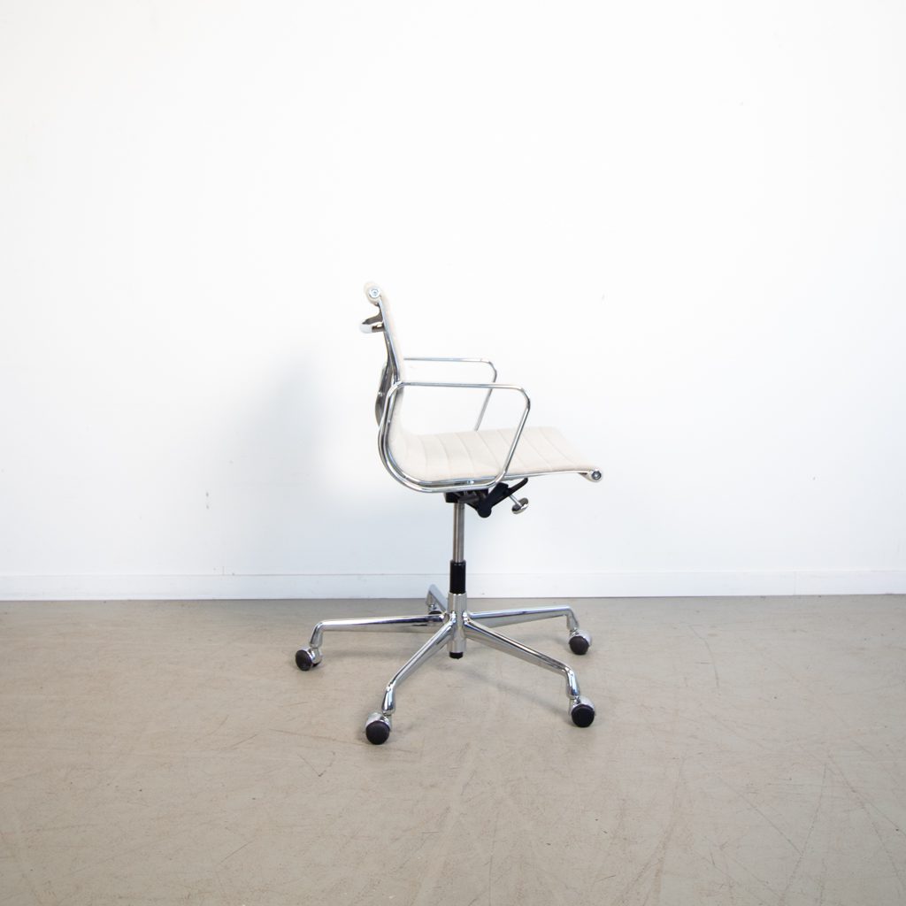 Vitra Eames EA 117 Bureaustoel Wit Hopsak - Chroom - Image 2